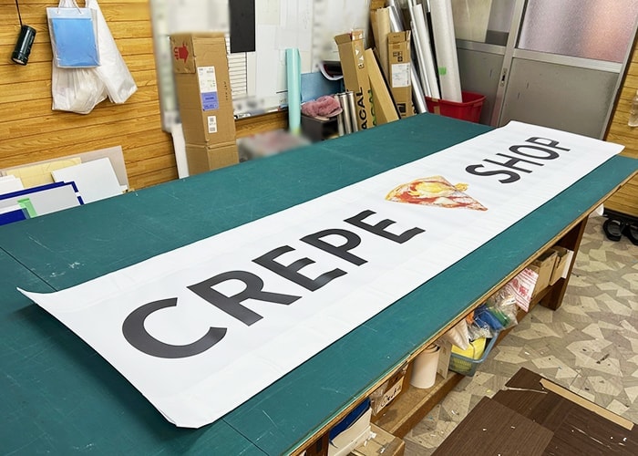クレープ屋の横断幕