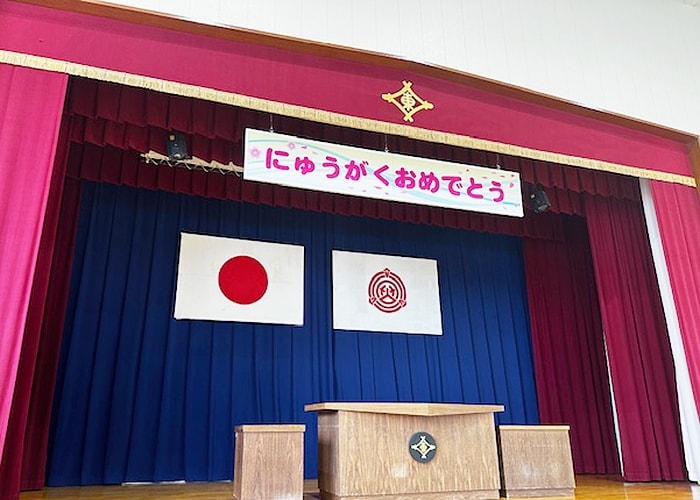 小学校の吊り下げ看板